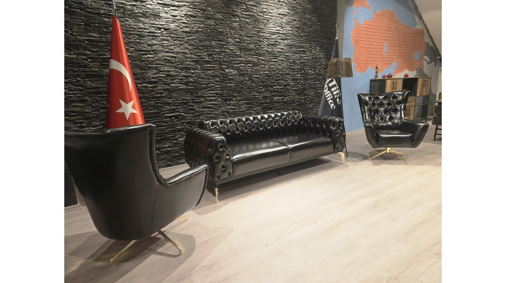 Tilia dönerli Chester ofis oturma grubu, siyah deri kapitone, gold renkli metal döner ayaklı tekli koltuklar ve sabit kanepeden oluşur.